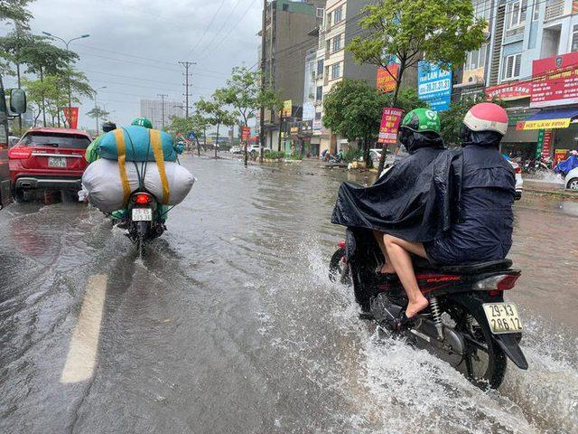 CLIP: Mưa lớn kèm gió to, như kéo bay cả người được - Ảnh 4.