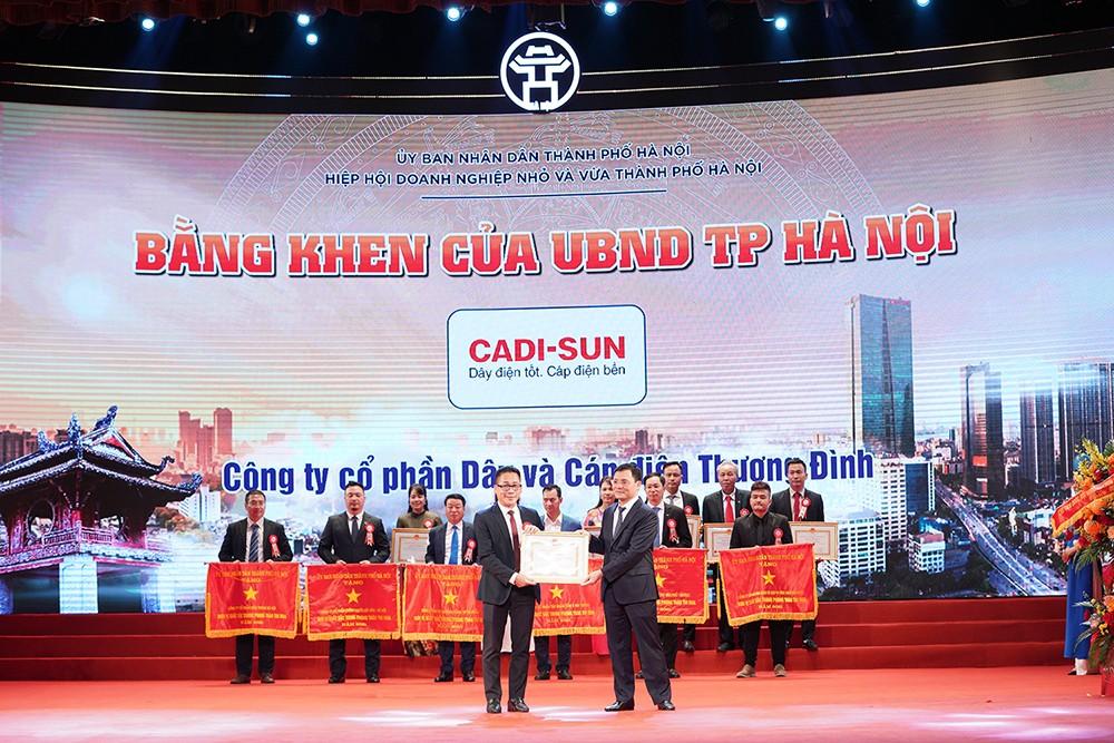 CADI-SUN và Chủ tịch kiêm TGĐ Phạm Lương Hòa nhận bằng khen của UBND TP Hà Nội