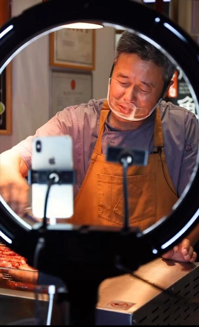 Triệu phú 53 tuổi phá sản, livestream đi bán xúc xích để trả nợ, mỗi ngày chốt nghìn đơn hàng: Ai cũng sinh ra tay trắng, cơ sao lại sợ phát bắt đầu lại từ số 0 - Ảnh 3.