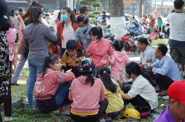 Hàng nghìn người đổ về phiên chợ mua đồ ăn bằng lá độc nhất vô nhị ở miền Tây - Ảnh 11.