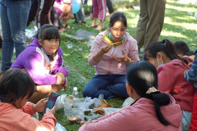 Hàng nghìn người đổ về phiên chợ mua đồ ăn bằng lá độc nhất vô nhị ở miền Tây - Ảnh 13.