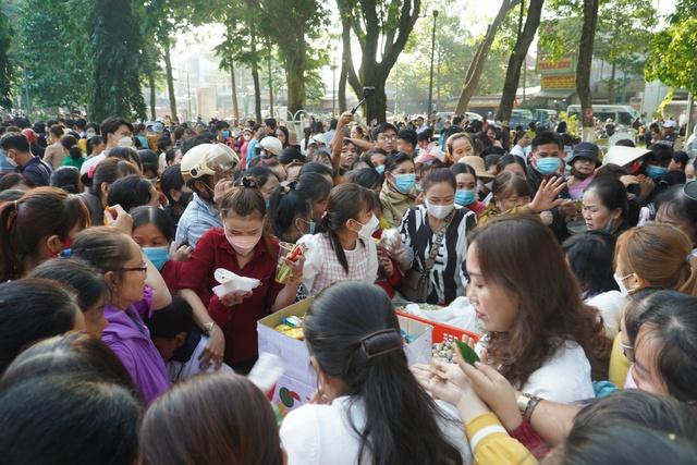 Hàng nghìn người đổ về phiên chợ mua đồ ăn bằng lá độc nhất vô nhị ở miền Tây - Ảnh 5.