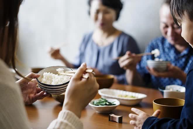 3 loại thực phẩm "đưa miệng" là "vua rút cạn canxi",  tiêu thụ càng nhiều thì xương càng mềm như xốp - Ảnh 1.