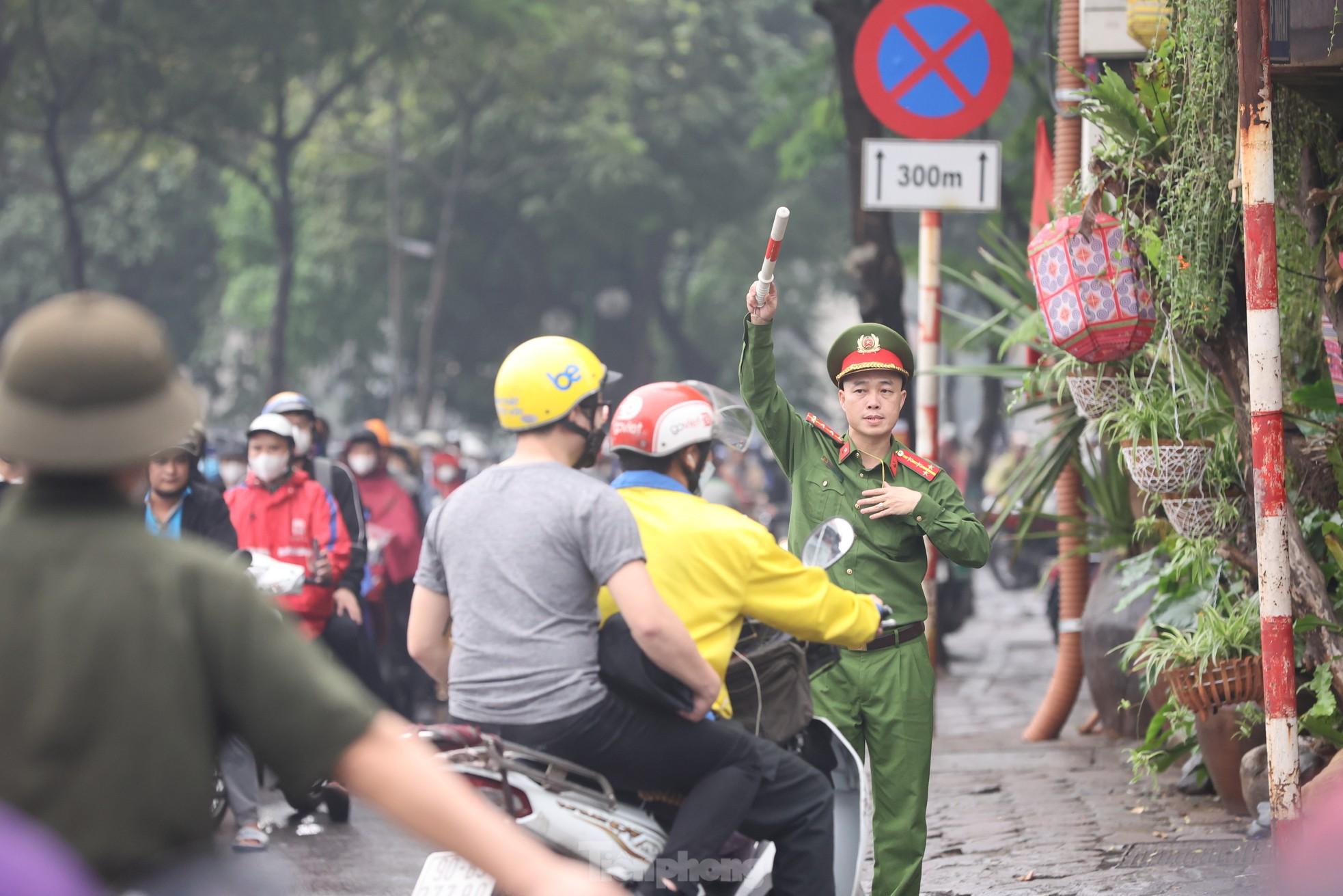 Nồm ẩm, trời mù kèm mưa khiến giao thông Hà Nội rối loạn - Ảnh 5.