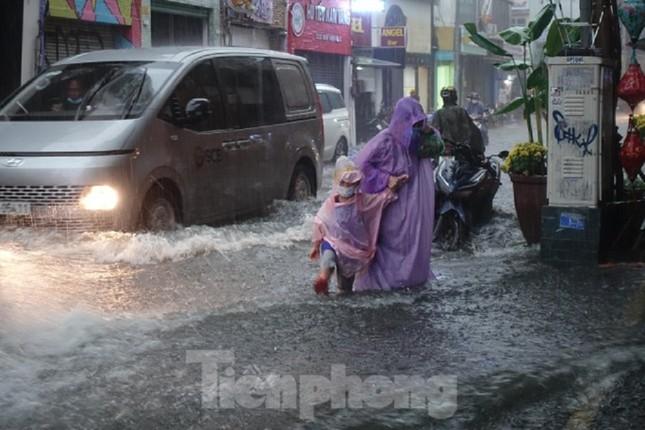 Nhiều vùng trên cả nước đón mưa lớn - Ảnh 1.