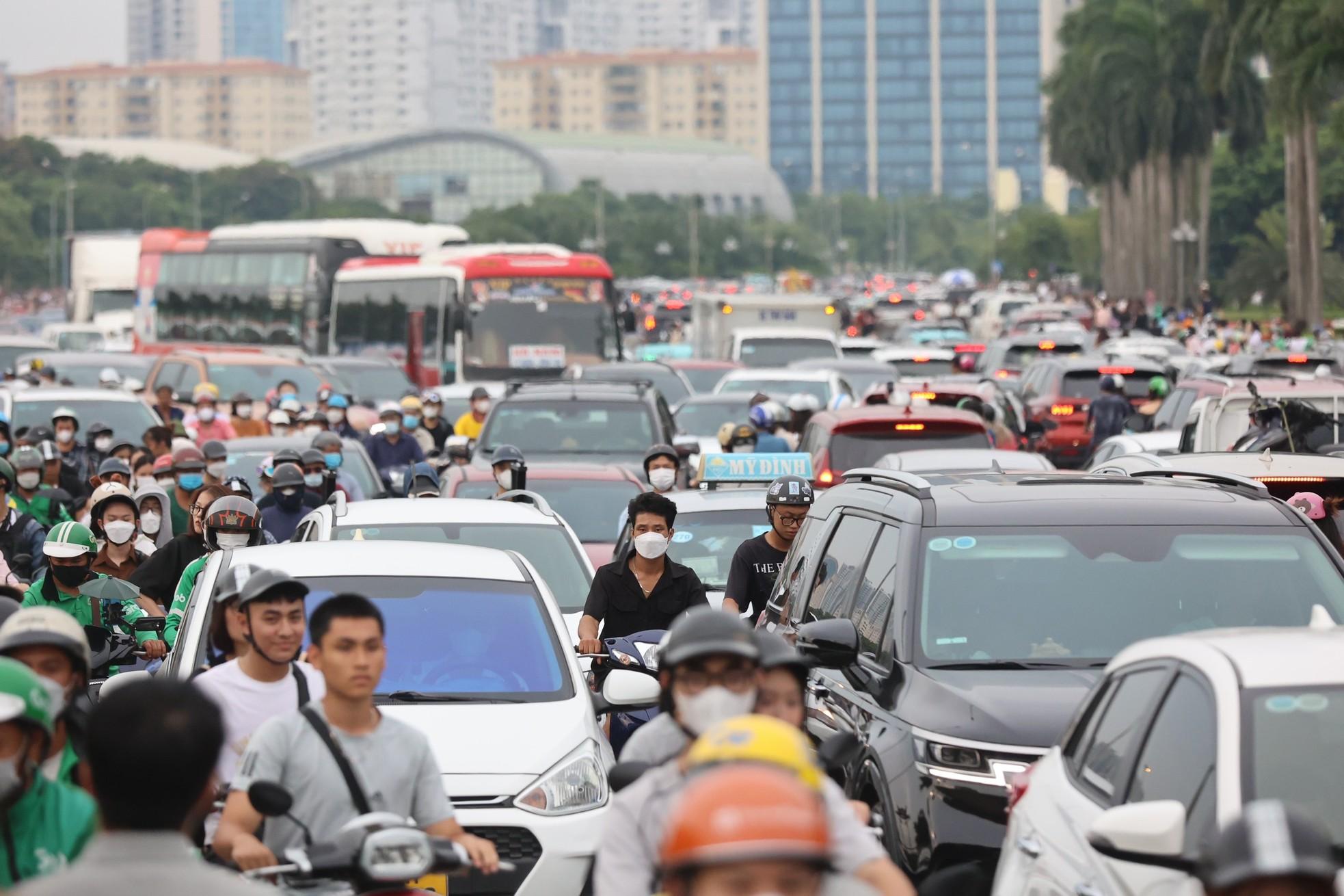 40 cảnh sát giao thông phân luồng, biển người mắc kẹt ở Mỹ Đình, gần như không thể di chuyển - Ảnh 3.