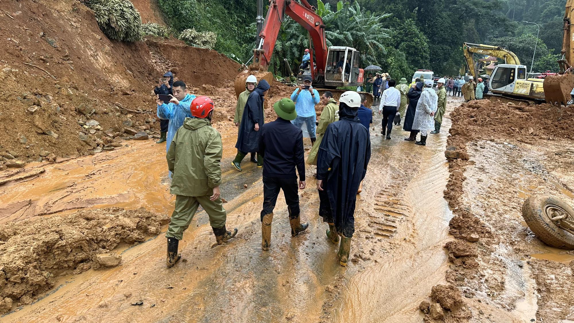 Hình ảnh Phó Thủ tướng Trần Lưu Quang lội bùn vào hiện trường vụ sạt lở đèo Bảo Lộc - Ảnh 2.