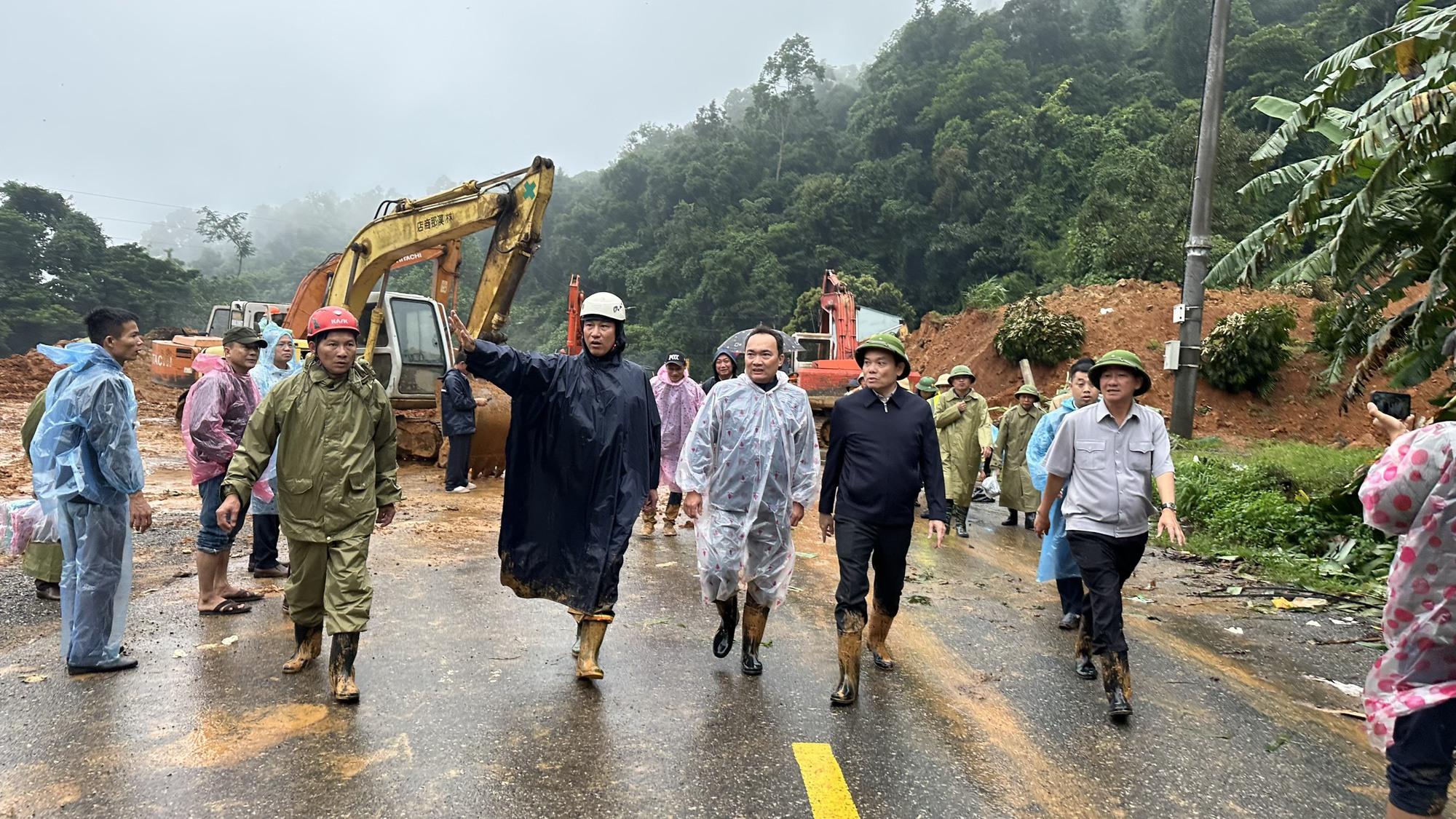 Hình ảnh Phó Thủ tướng Trần Lưu Quang lội bùn vào hiện trường vụ sạt lở đèo Bảo Lộc - Ảnh 3.