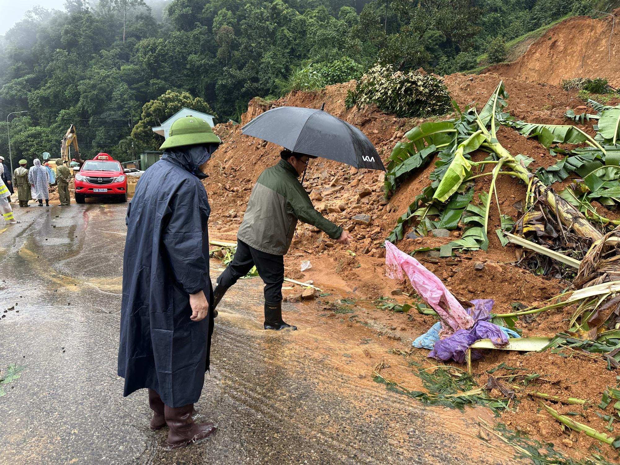 Hình ảnh Phó Thủ tướng Trần Lưu Quang lội bùn vào hiện trường vụ sạt lở đèo Bảo Lộc - Ảnh 9.