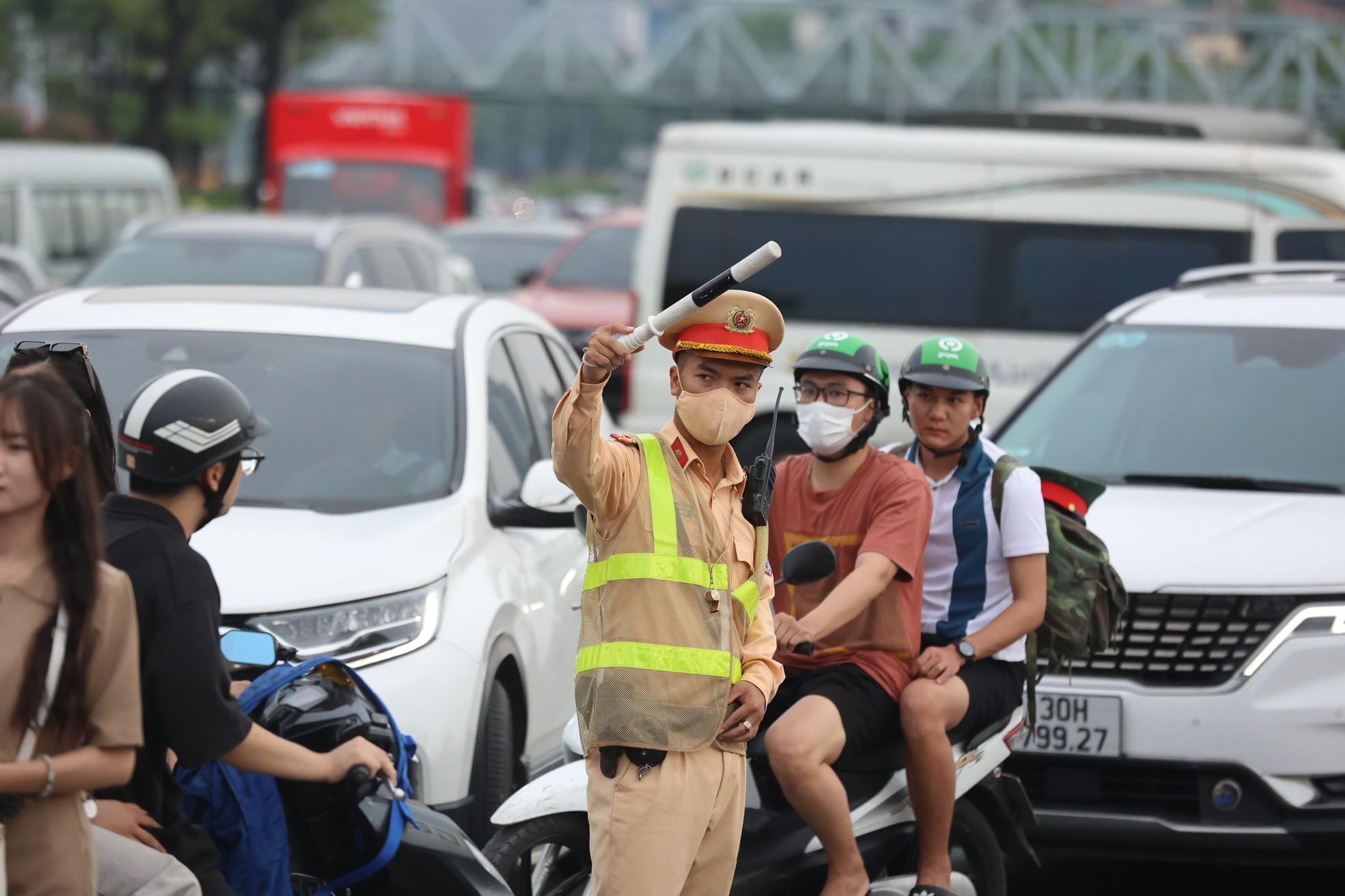 40 cảnh sát giao thông phân luồng, biển người mắc kẹt ở Mỹ Đình, gần như không thể di chuyển - Ảnh 6.