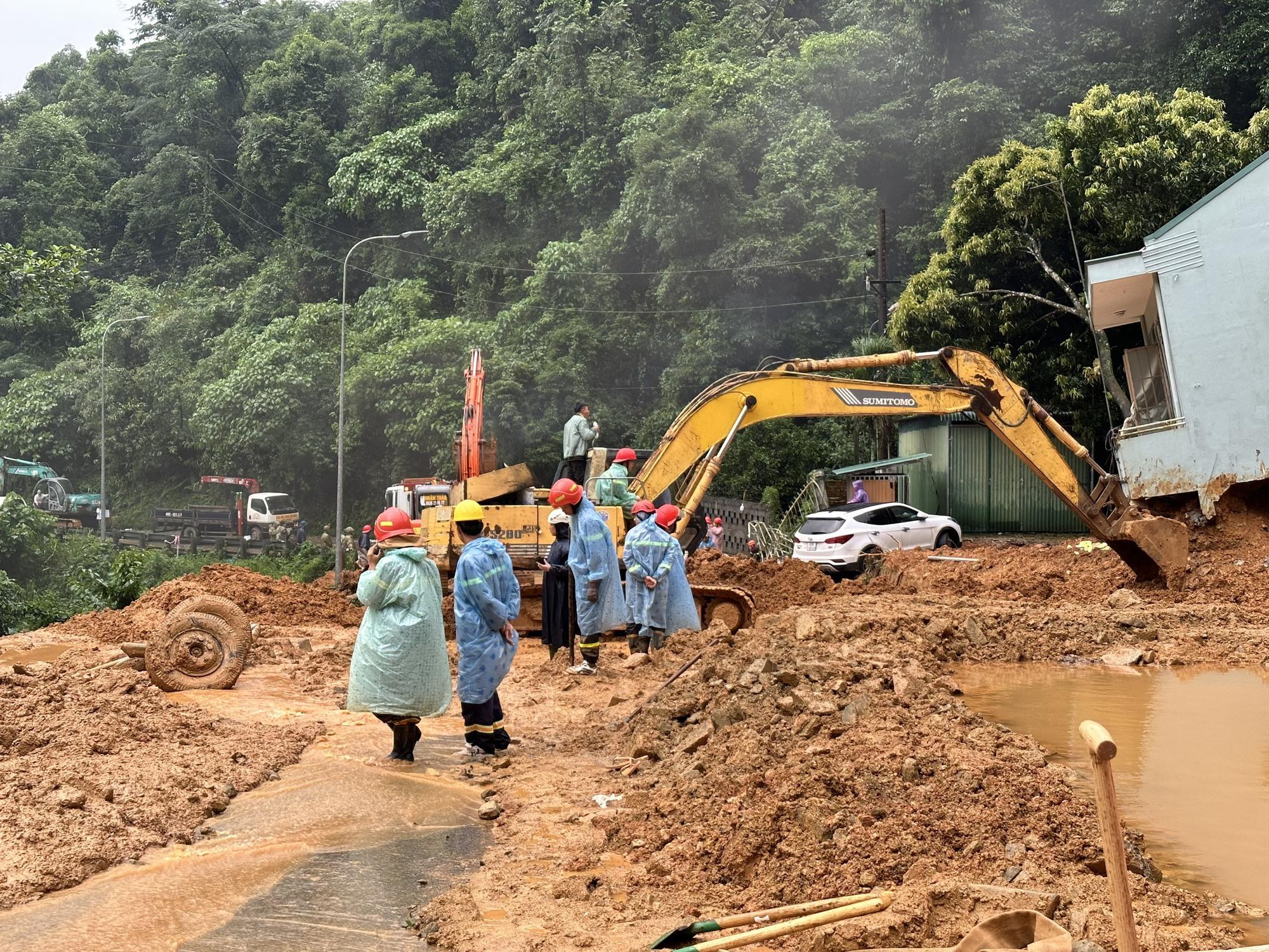 Hình ảnh Phó Thủ tướng Trần Lưu Quang lội bùn vào hiện trường vụ sạt lở đèo Bảo Lộc - Ảnh 6.