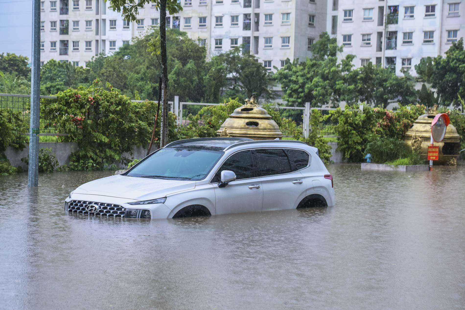 Đường phố Hà Nội biến thành “sông”, người dân bì bõm lội nước - Ảnh 14.