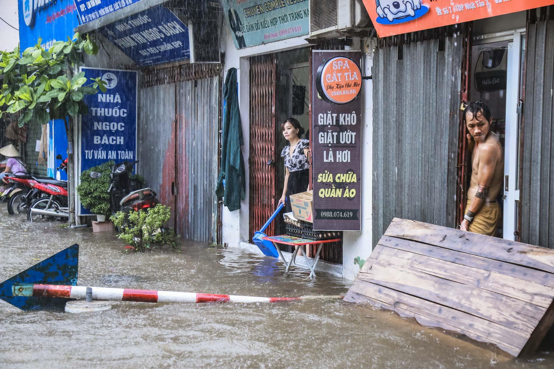 Đường phố Hà Nội biến thành “sông”, người dân bì bõm lội nước - Ảnh 6.