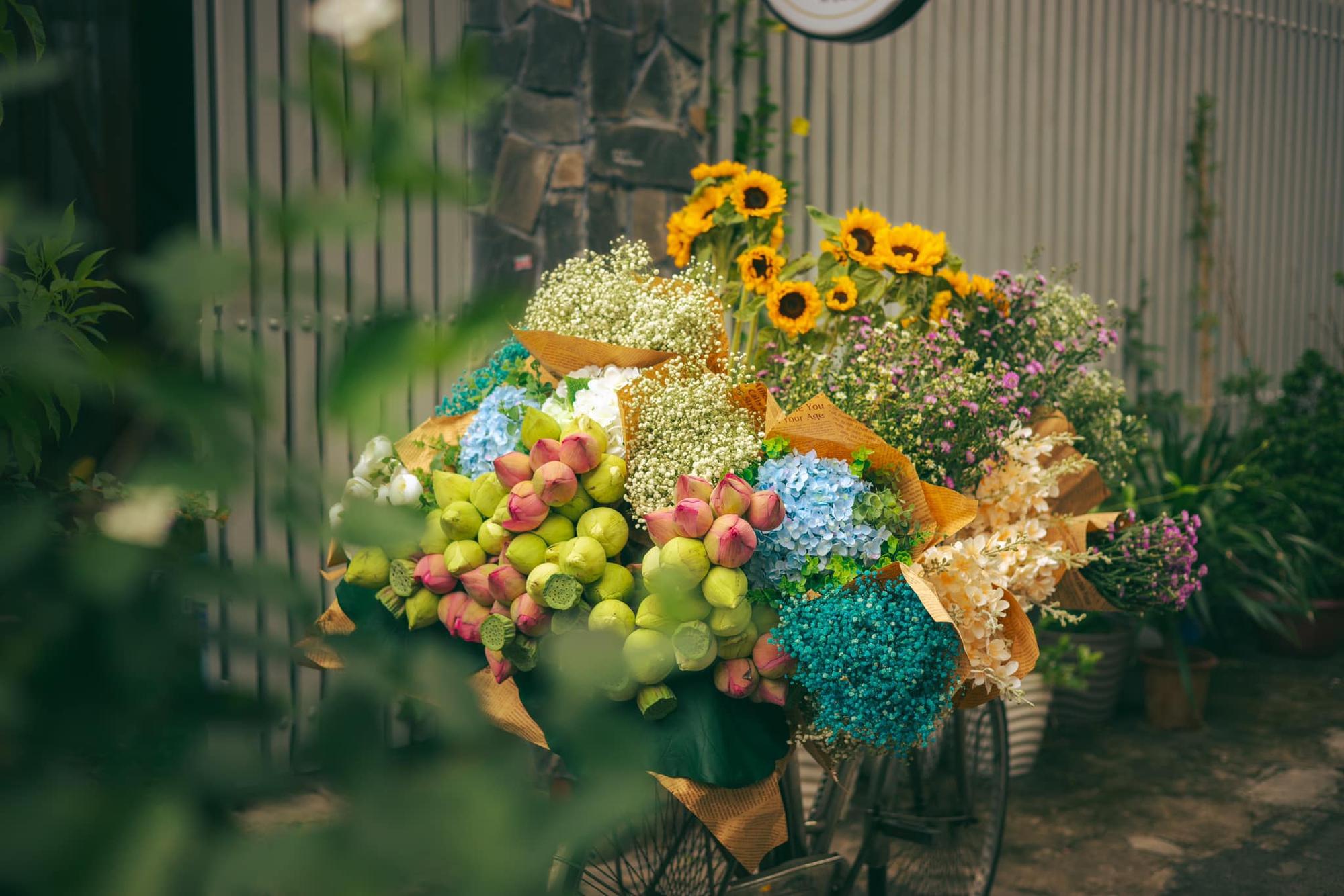 “Bán mùa thu Hà Nội": Lời 1 triệu/ ngày, dưỡng da cả năm phơi nắng một ngày như tôm luộc nhưng vui - Ảnh 6.