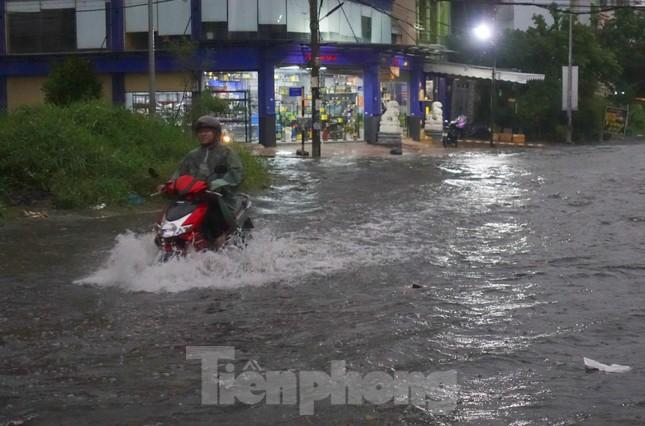 Mưa lớn kéo dài, nhiều tuyến đường TPHCM ngập nặng - Ảnh 1.