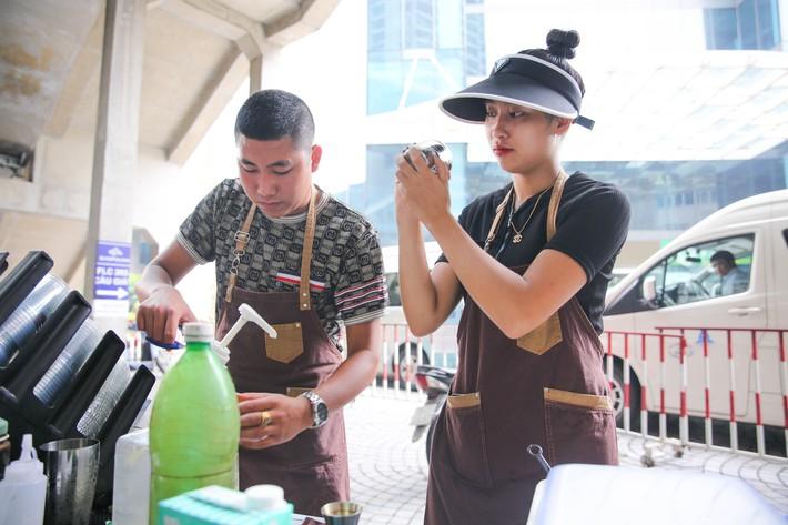 Trào lưu bán cafe dạo ở Hà Nội - Ảnh 1.