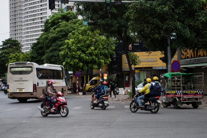 Hà Nội: Không khí lạnh tăng cường kèm mưa, người dân mặc thêm áo khoác ra đường - Ảnh 4.