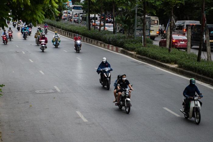 Hà Nội: Không khí lạnh tăng cường kèm mưa, người dân mặc thêm áo khoác ra đường - Ảnh 1.