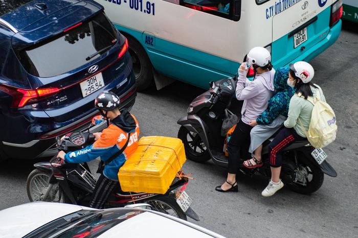 Hà Nội: Không khí lạnh tăng cường kèm mưa, người dân mặc thêm áo khoác ra đường - Ảnh 11.