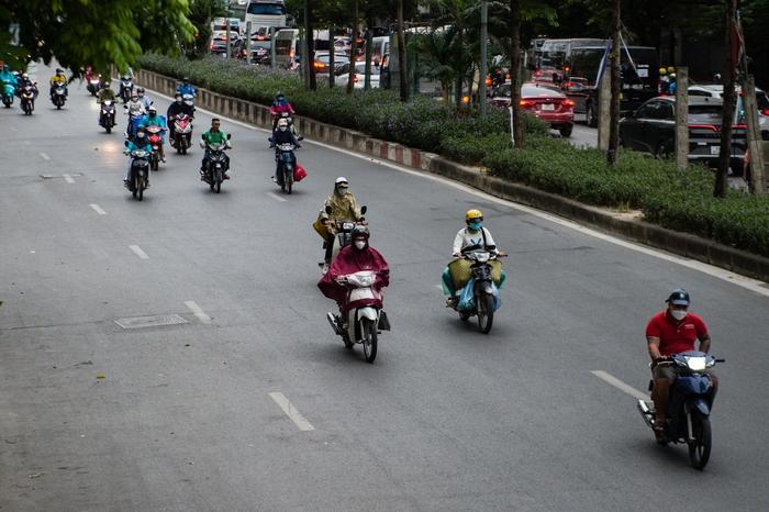 Hà Nội: Không khí lạnh tăng cường kèm mưa, người dân mặc thêm áo khoác ra đường - Ảnh 13.