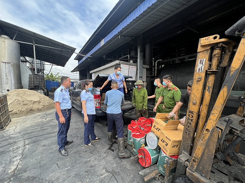 Yên Bái: Tiêu hủy hàng trăm lít dầu nhờn giả mạo nhãn hiệu Castrol