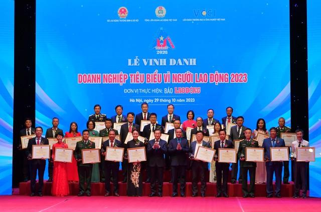 Phó Thủ tướng Lê Minh Khái (hàng đầu, thứ 6 từ trái sang) và Chủ tịch Tổng Liên đoàn Lao động Việt Nam Nguyễn Đình Khang (hàng đầu, thứ 6 từ phải sang) chụp ảnh kỷ niệm cùng các doanh nghiệp được nhận Bằng khen “Doanh nghiệp tiêu biểu vì người lao động” ảnh 2
