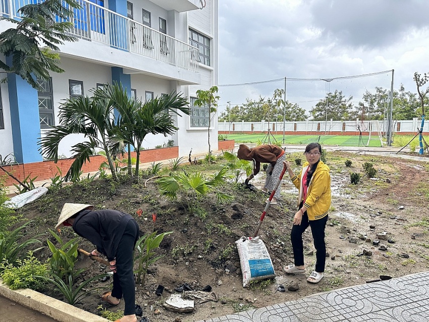 Đoàn Thanh niên PTSC M&C trao tặng công trình vườn hoa cho trường học