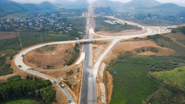 Loạt đường cao tốc, cầu và sân bay quy mô 17.000 tỷ đồng sắp đi vào hoạt động, đáng chú ý có 1 cây cầu tại TP Thủ Đức rút ngắn 10km xuống còn 500m - Ảnh 1.