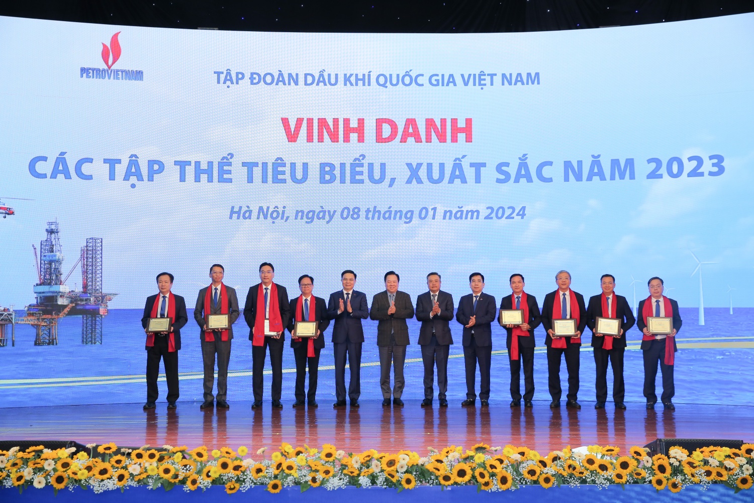 Vinh danh các tập thể xuất sắc đóng góp vào sự phát triển bền vững và tăng trưởng của Petrovietnam