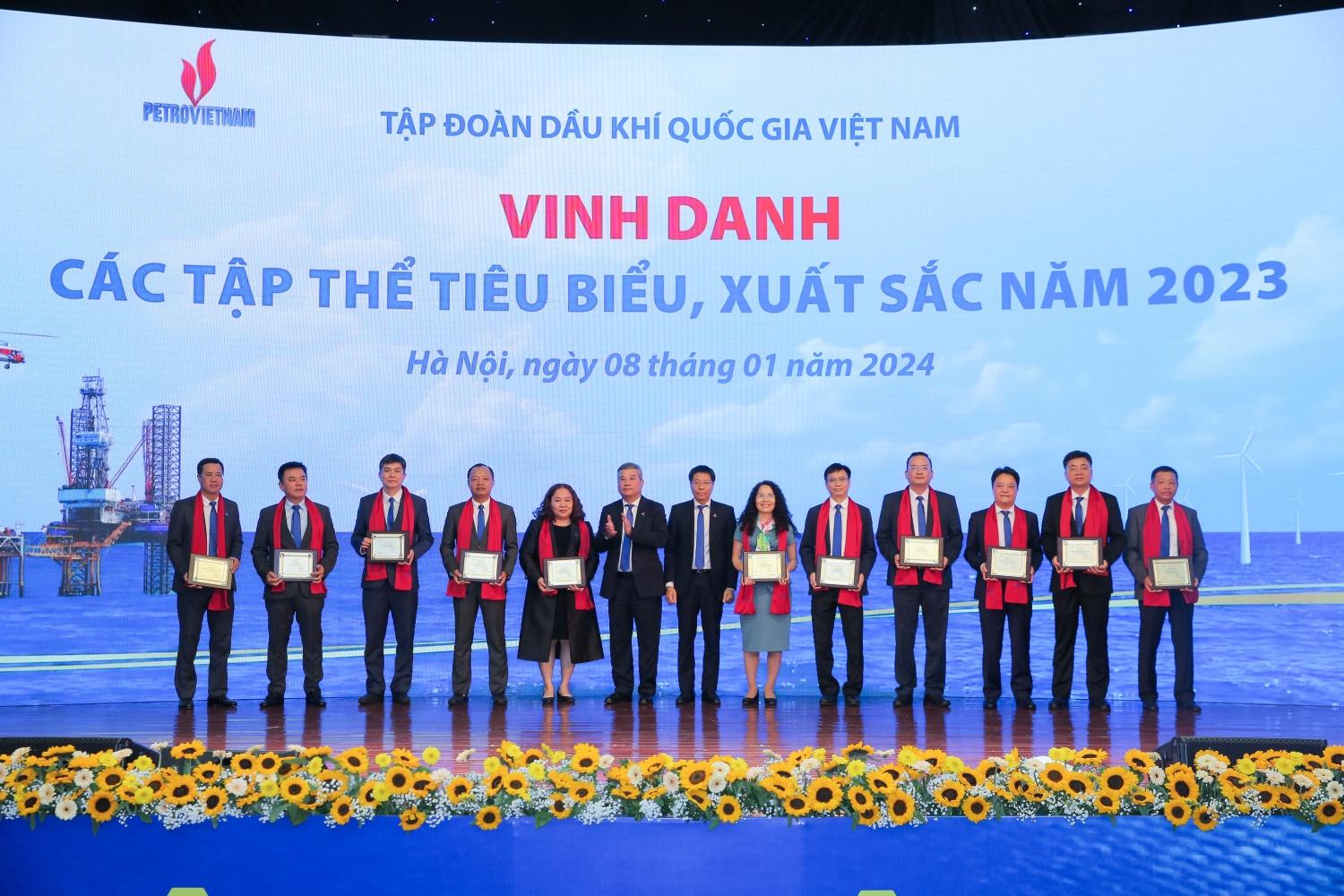 Vinh danh các tập thể xuất sắc đóng góp vào sự phát triển bền vững và tăng trưởng của Petrovietnam