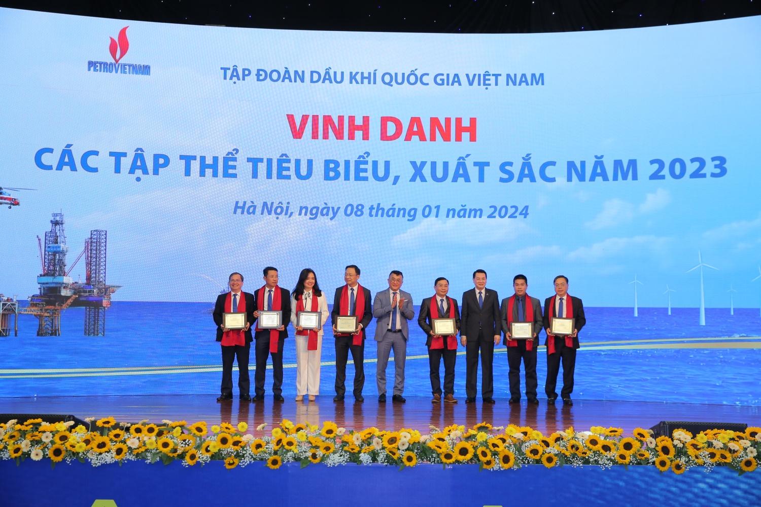 Vinh danh các tập thể xuất sắc đóng góp vào sự phát triển bền vững và tăng trưởng của Petrovietnam