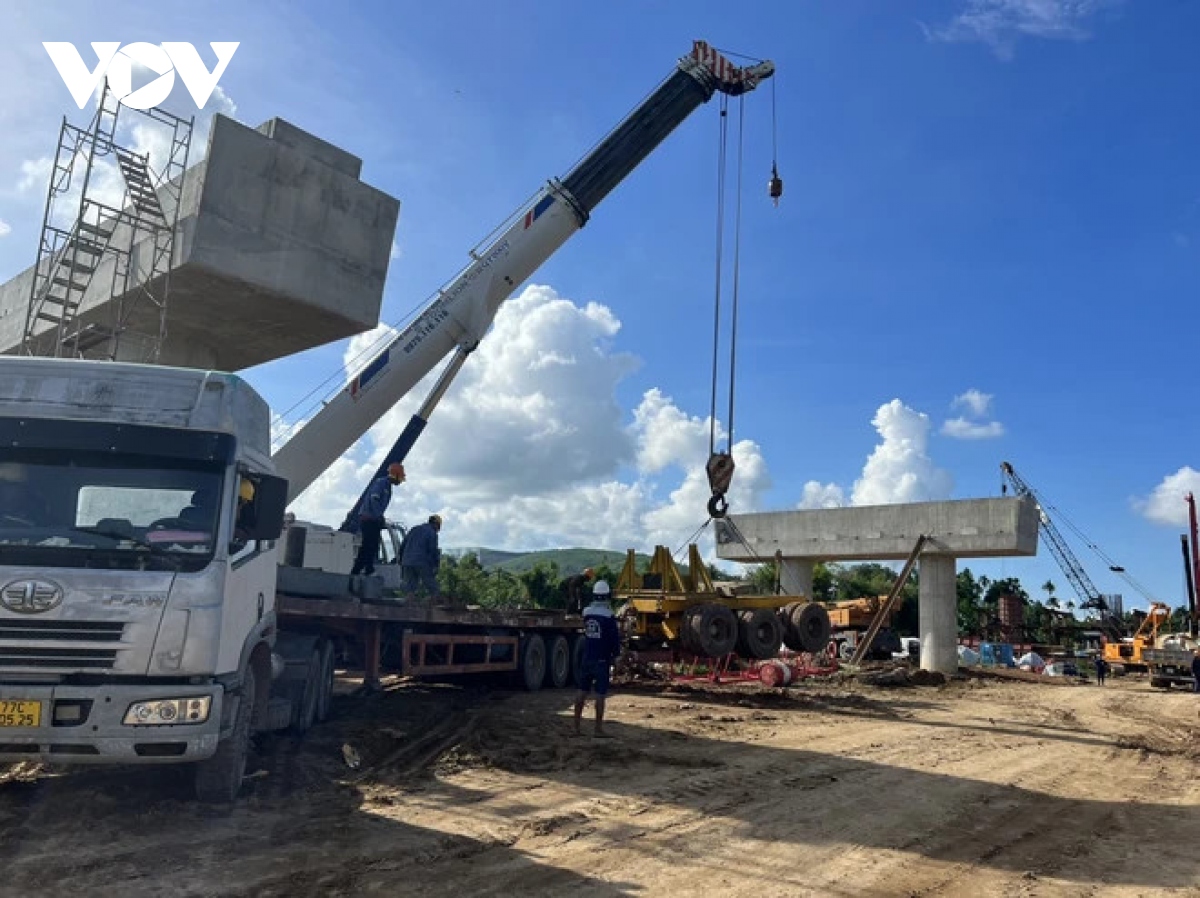 Khoan thông hai hầm trên cao tốc Quảng Ngãi-Hoài Nhơn trước tiến độ - Ảnh 5.