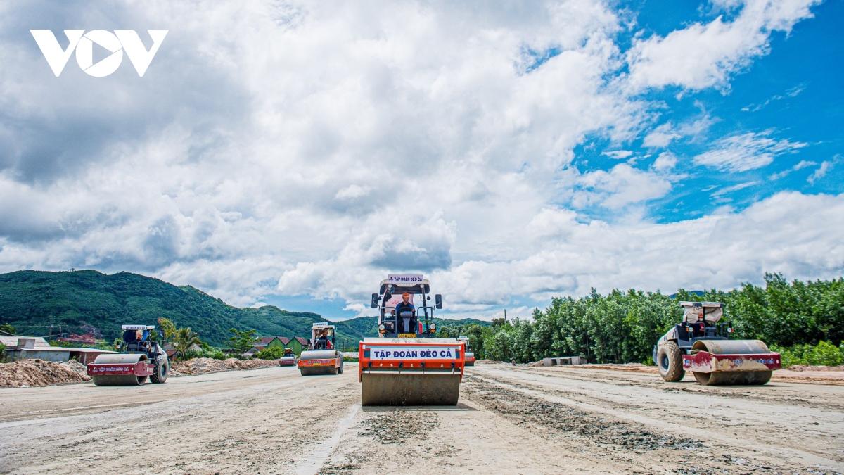 Khoan thông hai hầm trên cao tốc Quảng Ngãi-Hoài Nhơn trước tiến độ - Ảnh 1.