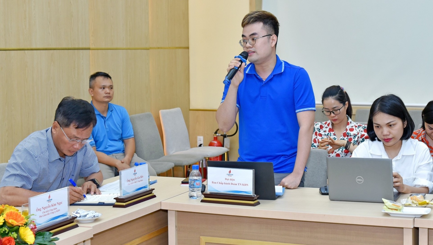 Hình 2. Phát biểu, thảo luận tại Hội nghị