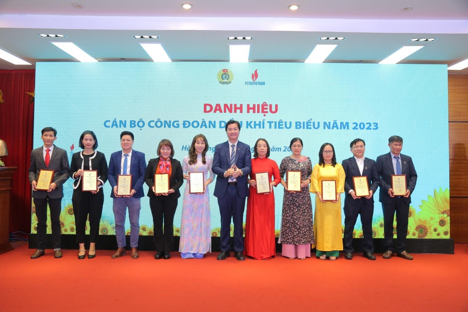 Hình 5. Trao Danh hiệu cán bộ Công đoàn Dầu khí tiêu biểu năm 2023