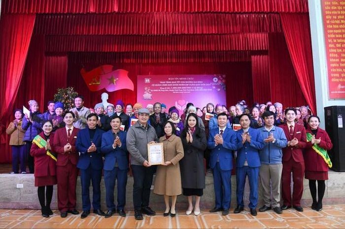 Bảo Tín Minh Châu tặng quà tết 1 tỷ đồng cho các gia đình khó khăn tại Hà Nội,Hà Nam,Thái Bình Bảo Tín Minh Châu tặng quà tết 1 tỷ đồng cho các gia đình khó khăn tại Hà Nội,Hà Nam,Thái Bình