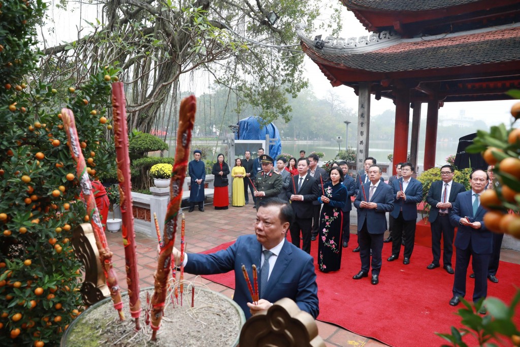 Lãnh đạo TP Hà Nội dâng hương tưởng nhớ các vị liệt tổ, liệt tông