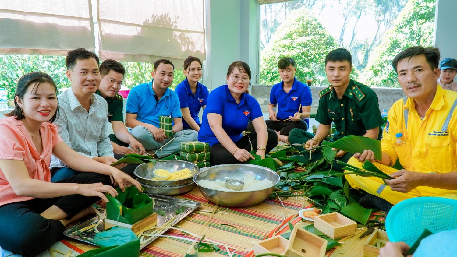 H2. Nhiều lực lượng tham gia nấu bánh chưng tặng quà Tết