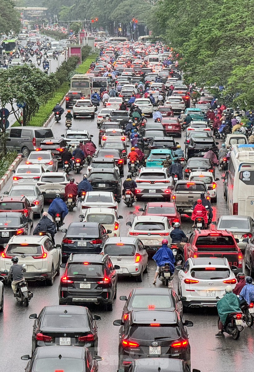 Người Hà Nội vất vả đi làm ngày đầu tuần vì mưa phùn, đường phố ùn tắc- Ảnh 2.