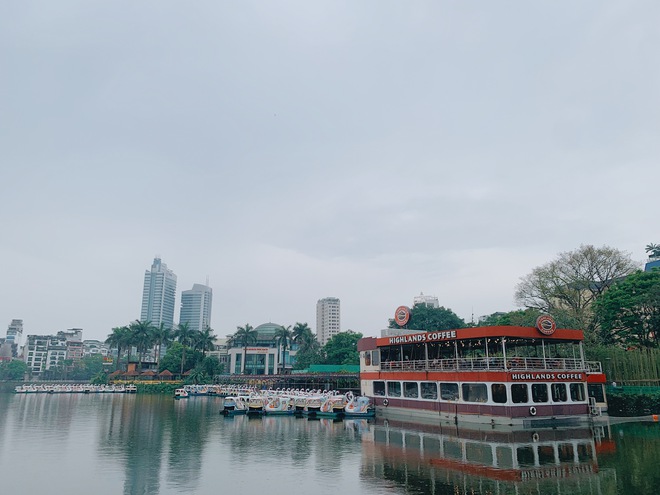 Hà Nội “dậy muộn” trong ngày nghỉ lễ: Thời tiết mát dịu sau cơn mưa đêm, không đi cà phê chill chill thì phí quá- Ảnh 13.