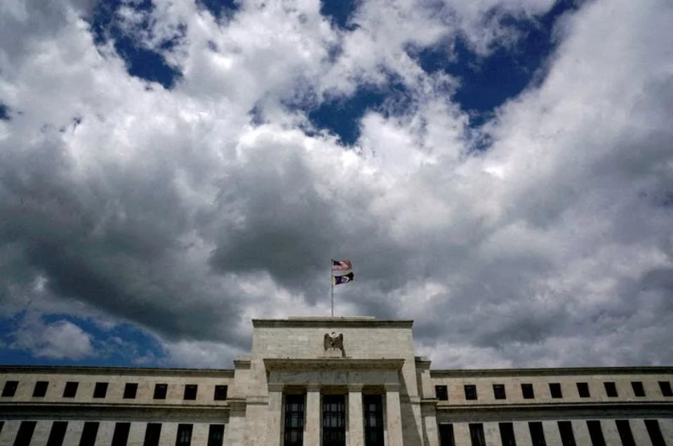 GDP chậm lại, lạm phát neo cao: FED rơi vào tình thế tiến thoái lưỡng nan- Ảnh 1.