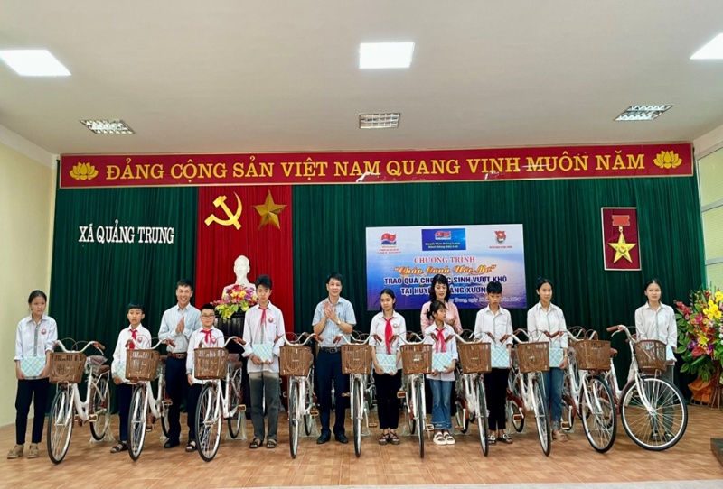 Công đoàn Xí nghiệp Khai thác Dầu khí trao học bổng “Chắp Cánh Ước Mơ”