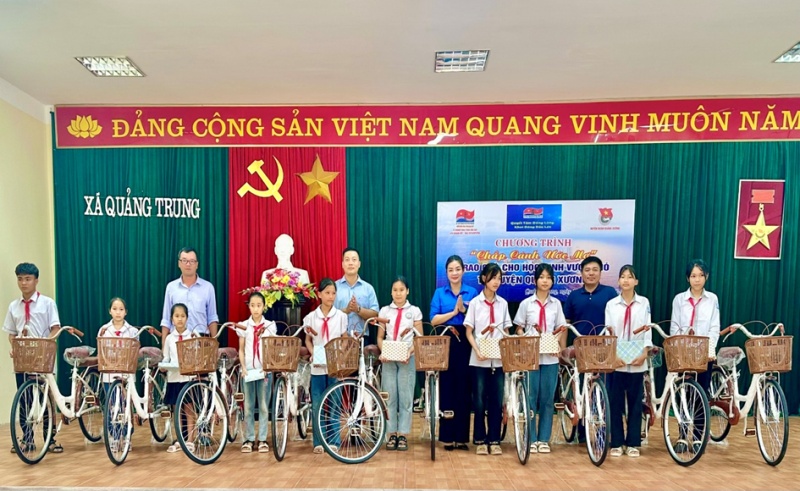 Công đoàn Xí nghiệp Khai thác Dầu khí trao học bổng “Chắp Cánh Ước Mơ”