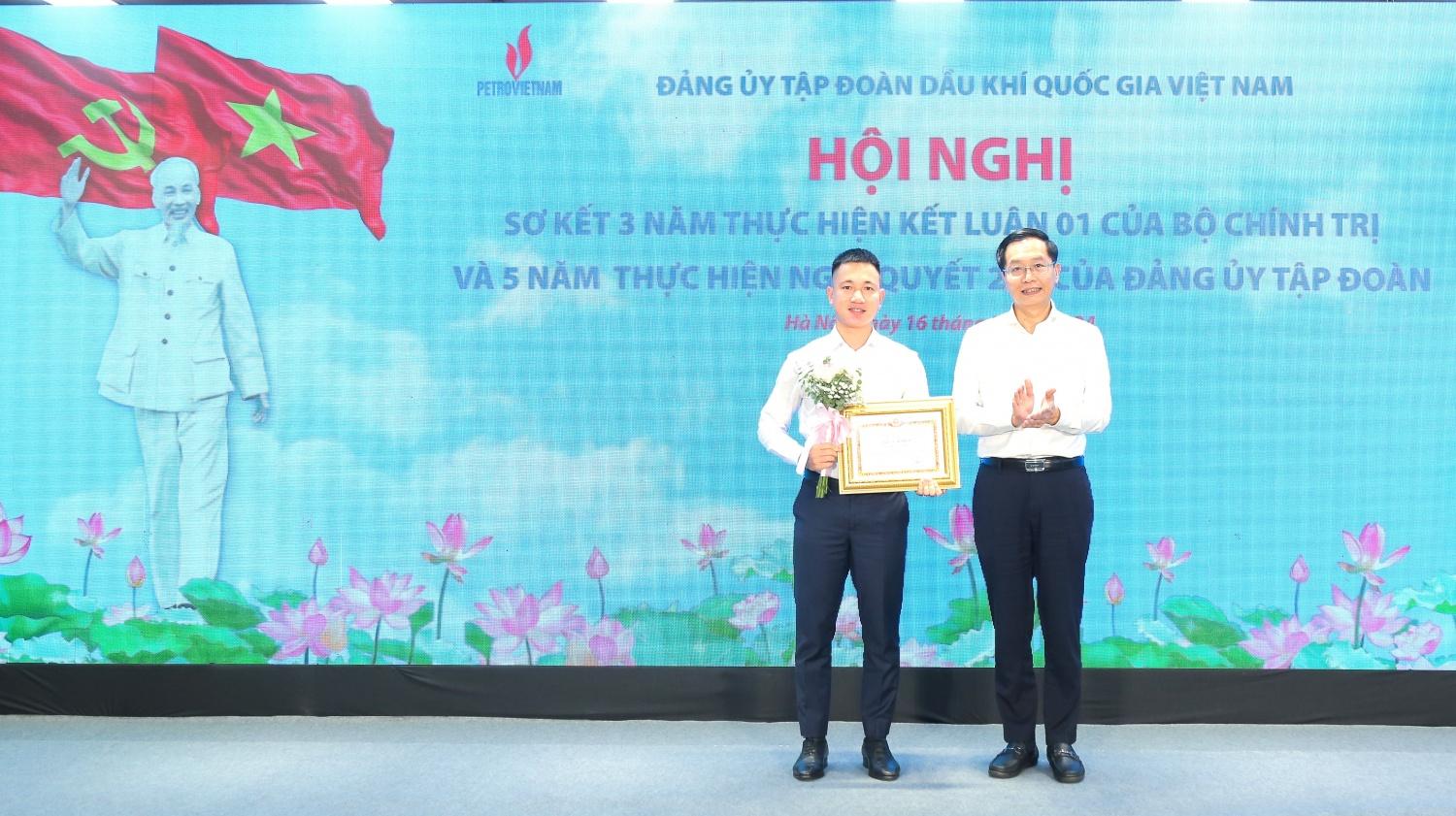 Đảng viên trẻ Trần Anh Khoa – PV GAS SE nhận vinh danh tại Hội nghị