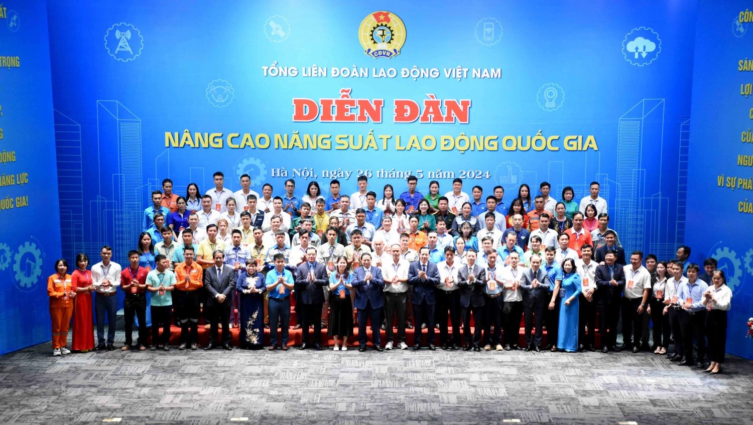 Hai lao động Dầu khí tiêu biểu về sức sáng tạo, năng suất cao được Thủ tướng Chính phủ tặng quà