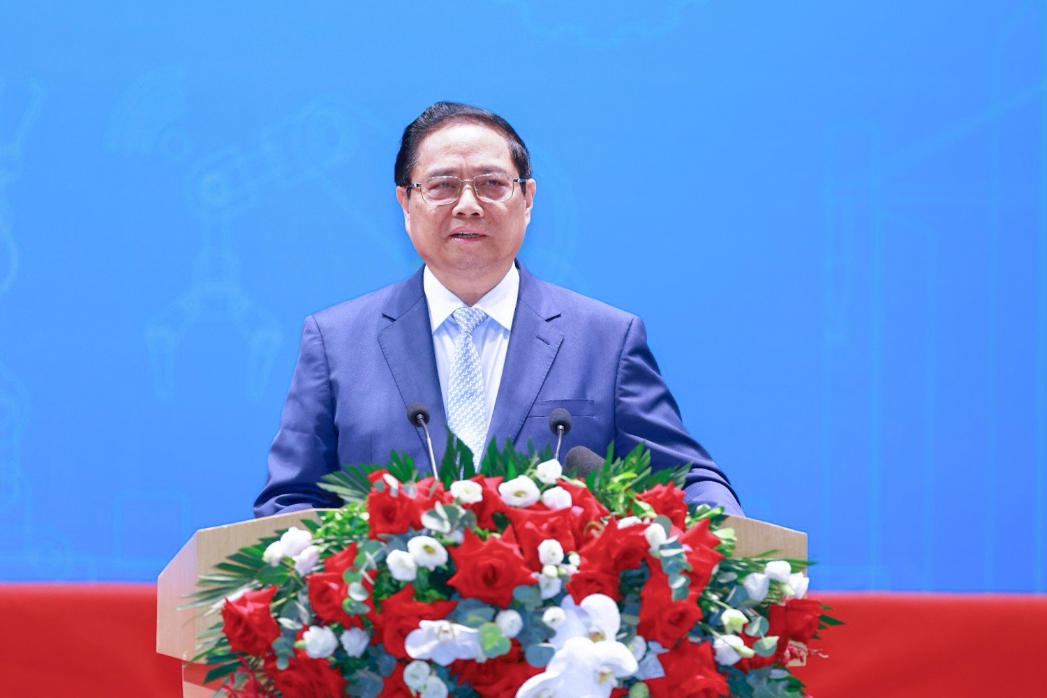 Hai lao động Dầu khí tiêu biểu về sức sáng tạo, năng suất cao được Thủ tướng Chính phủ tặng quà