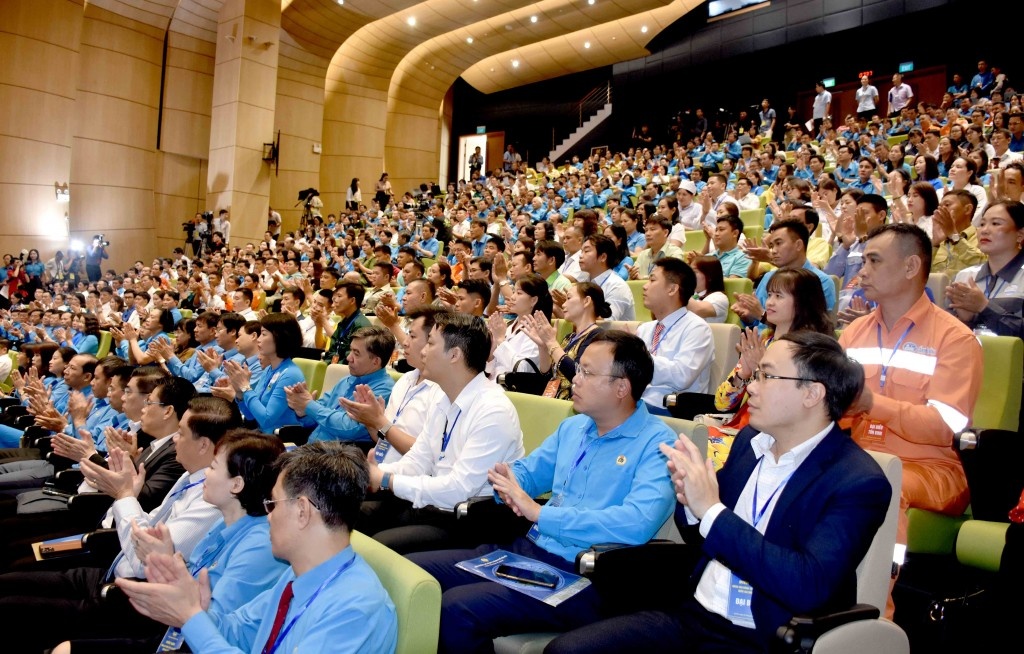 Hai lao động Dầu khí tiêu biểu về sức sáng tạo, năng suất cao được Thủ tướng Chính phủ tặng quà