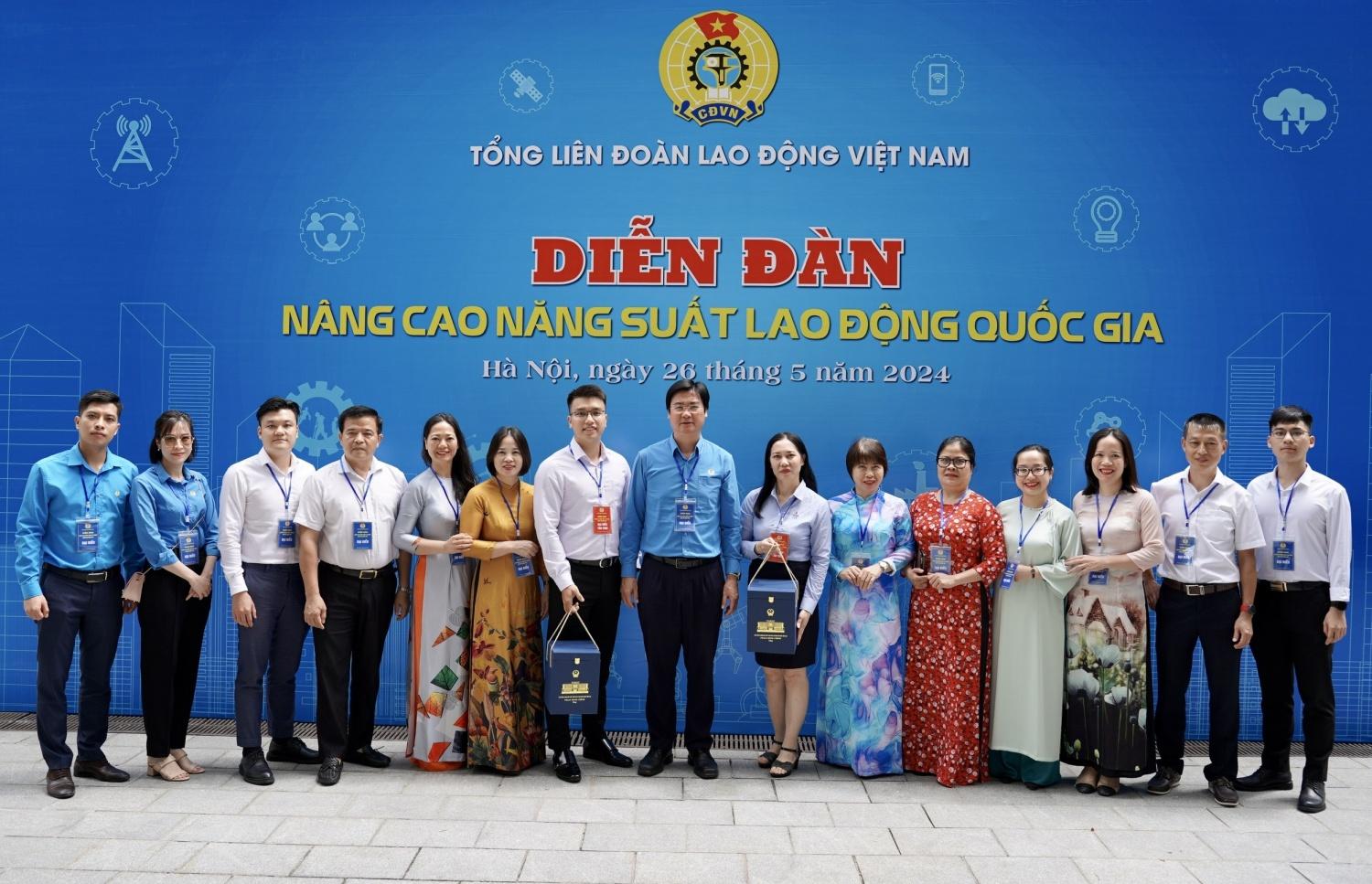 Hai lao động Dầu khí tiêu biểu về sức sáng tạo, năng suất cao được Thủ tướng Chính phủ tặng quà