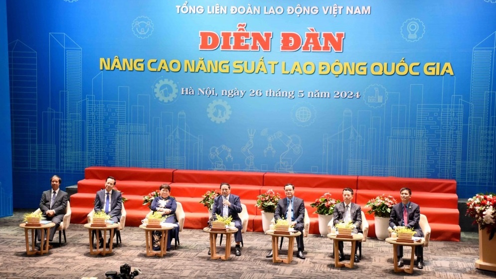 Hai lao động Dầu khí tiêu biểu về sức sáng tạo, năng suất cao được Thủ tướng Chính phủ tặng quà