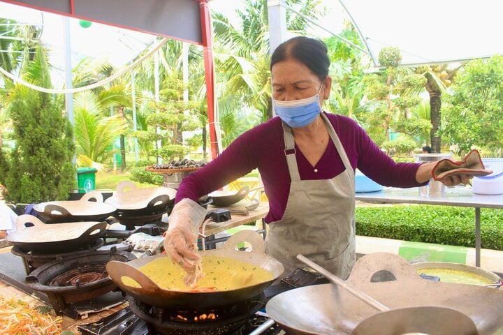 Sầu riêng, vải thiều, bơ khổng lồ... rẻ bất ngờ, khách tấp nập 'mua sập sàn'- Ảnh 7.